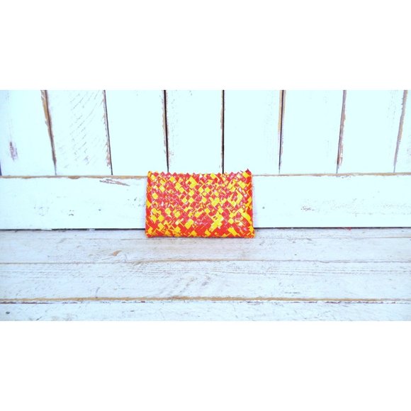 Vintage red yellow plastic label folded basket weave clutch purse - Picture 1 of 7